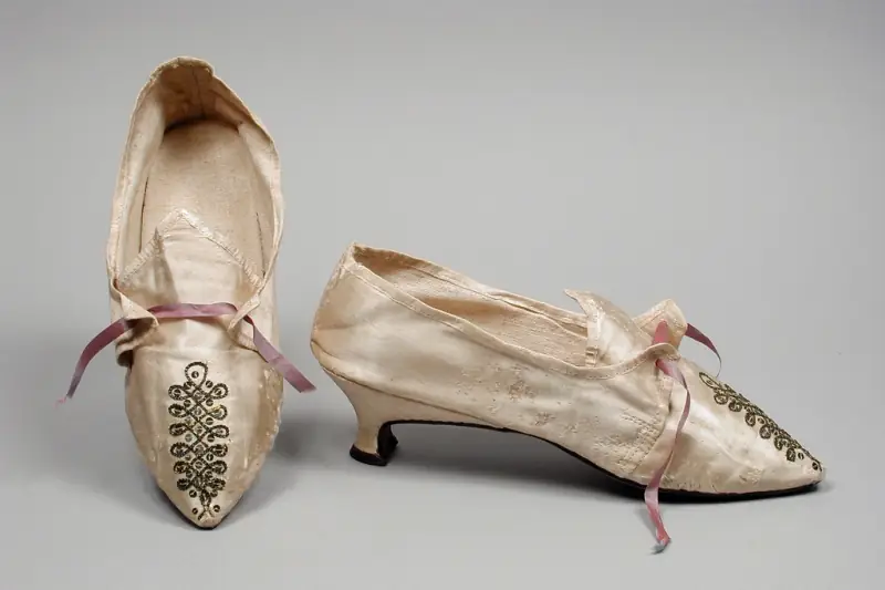 Par de zapatos de mujer de piel vistos desde arriba sobre fondo claro