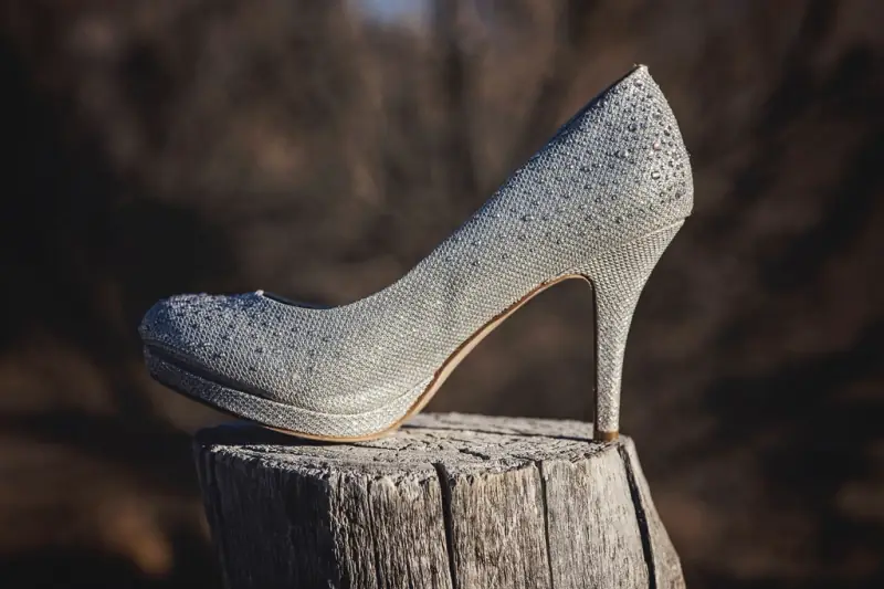 Zapatos de tacón alto vistos de lado, con la vista puesta en la copa trasera y el empeine